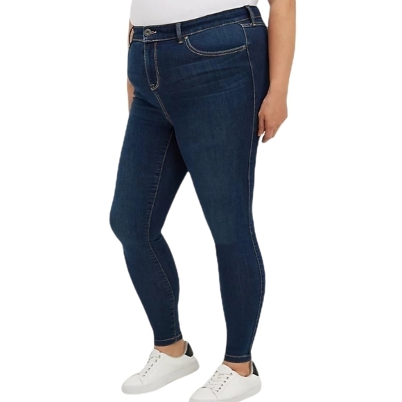 22R • Torrid • MIDFIT SUPER SKINNY JEAN - SUPER SOFT DARK WASH - Picture 1 of 3